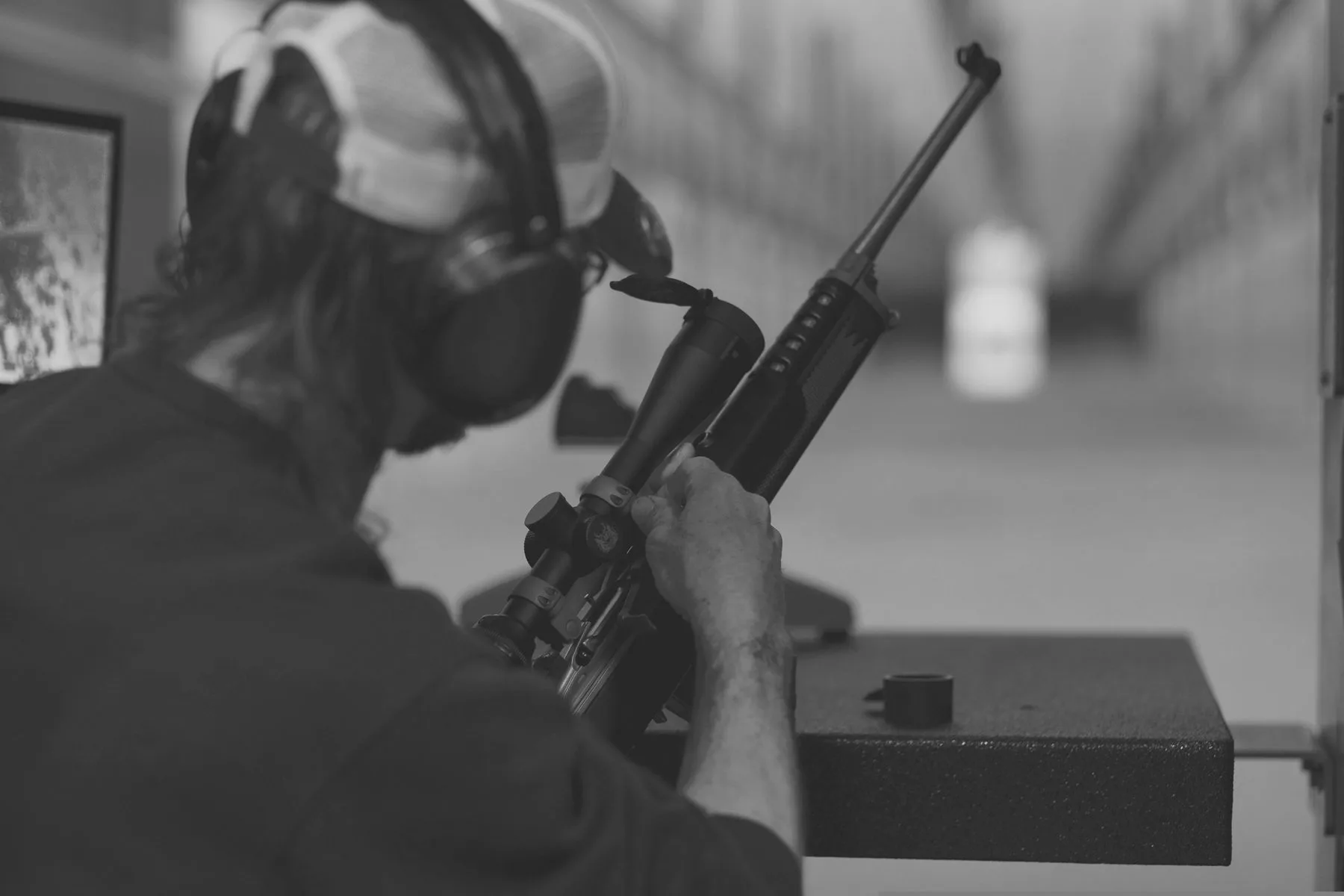 Schütze mit Langwaffe am 100-Meter-Stand der Carinthian Gun Society